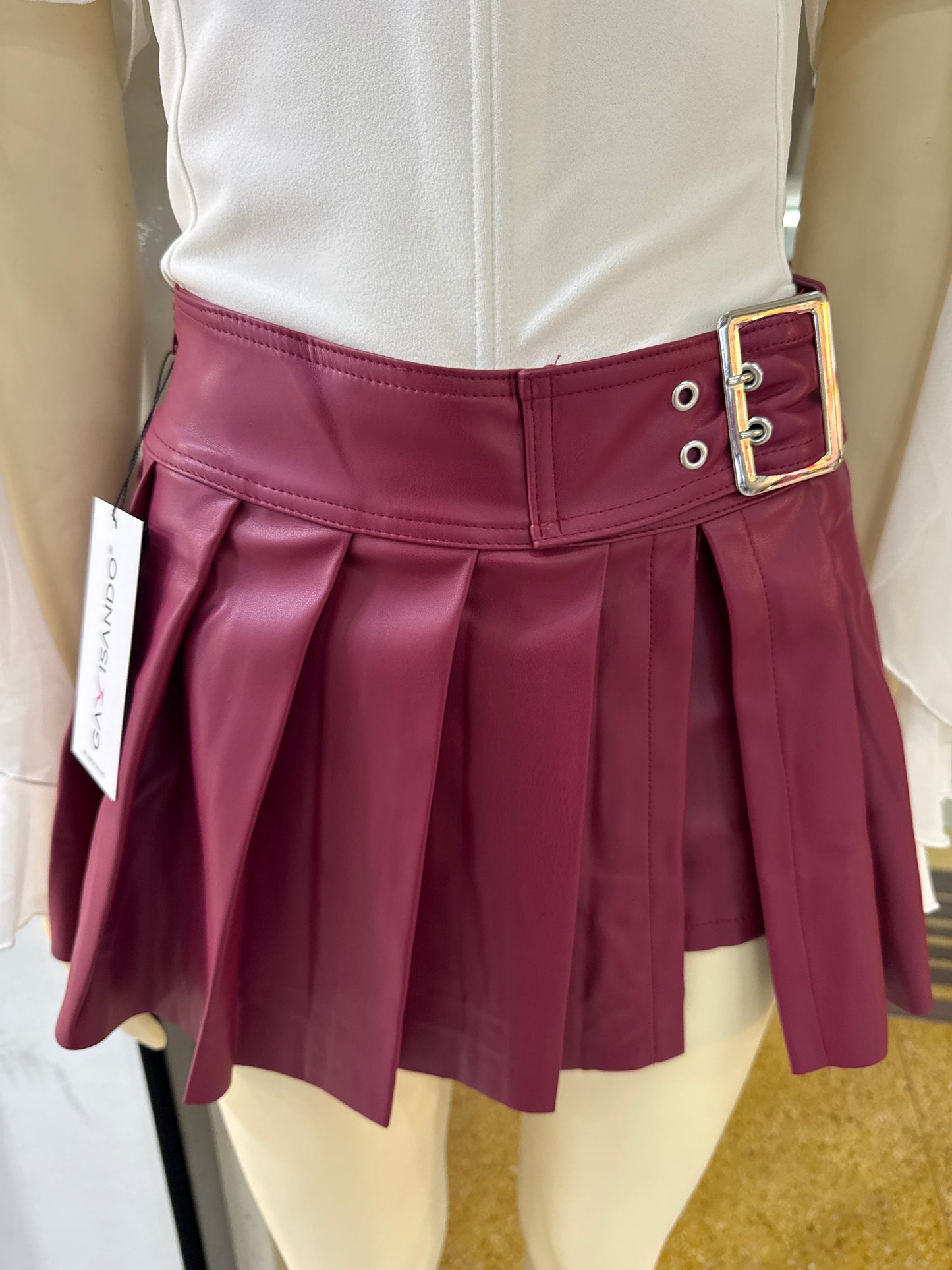 Falda cuerina